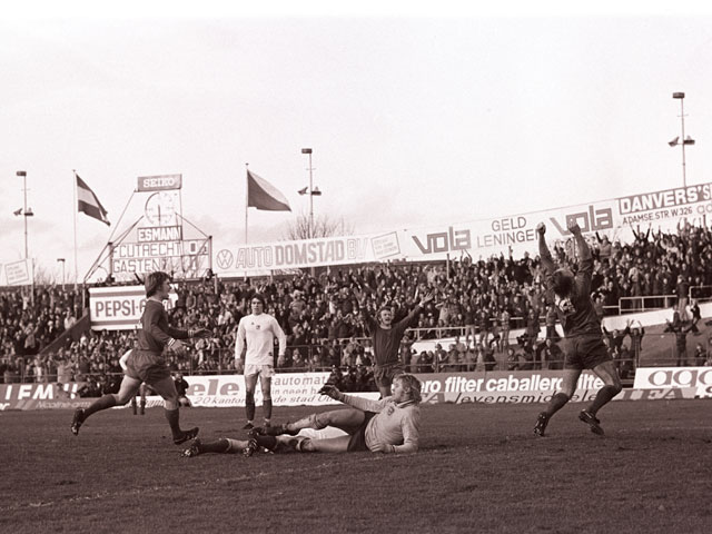 Joop van Maurik loopt juichend weg nadat hij Ajax-doelman Piet Schrijvers verschalkt. Het duel van november 1974 eindigt in een 1-1 gelijkspel.