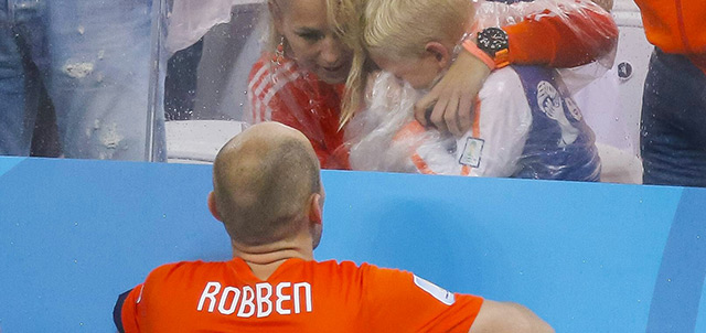 Na de uitschakeling op het WK door Argentinië zocht Robben zijn schier ontroostbare zoon op: &#039;Hij was compleet kapot.&#039;