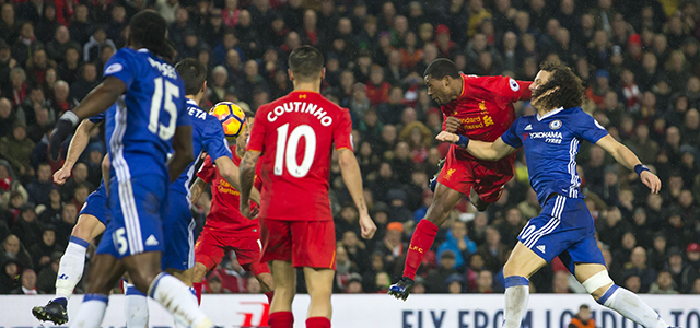 Het moment waarop Wijnaldum raak kopt tegen Chelsea.