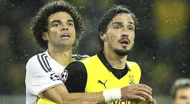 Pepe en Mats Hummels worden allebei genoemd als potentiële versterking voor Louis van Gaal.