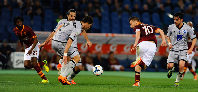 AS Roma en Francesco Totti lieten zich tegen Atalanta van hun beste kant zien. Hier steelt de 37-jarige captain de show met een hakbal. Links Gervinho, de man die even later voor 3-0 zou zorgen.