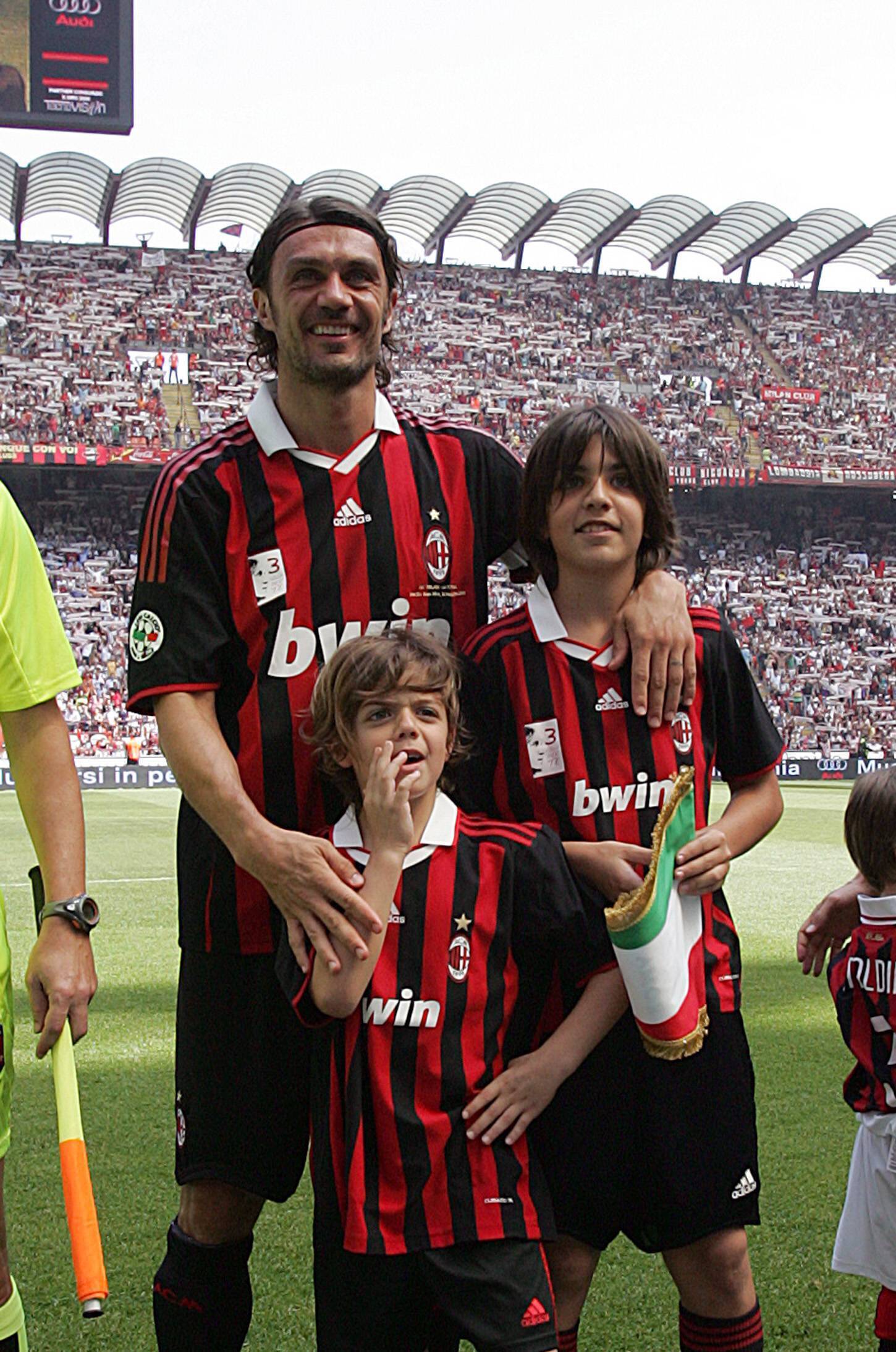 Paolo Maldini met zijn zoons voor een wedstrijd van AC Milan.