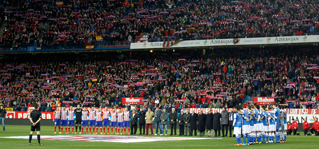 Voorafgaand aan het nu al historische duel bewezen vijftigduizend Spanjaarden een laatste eer aan Atlético Madrid-icoon Luis Aragones.