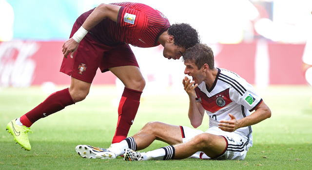 Pepe (links) haalt verhaal bij Thomas Müller, die zich in de ogen van de Portugees aanstelt. Pepe mag na de kopstoot inrukken met een rode kaart.