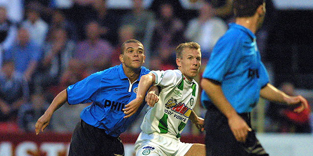 Wilfred Bouma heeft zijn handen vol aan Arjen Robben tijdens de competitiestart van PSV in Groningen in het seizoen 2001/02.