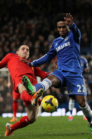 Allen (links) in duel met Willian van Chelsea.