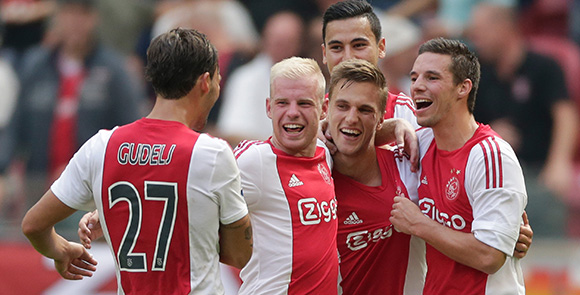  Ajax staat na vier speelronden als enige nog op het maximum aantal punten. De Amsterdammers kregen zelfs nog geen enkele goal tegen. Aanvoerder Davy Klaassen en Anwar El Ghazi waren de grote uitblinkers tegen ADO Den Haag (4-0).
