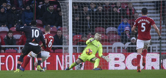 Víctor Valdés hield zijn doel schoon tegen het productieve Everton. Hier stuit Romelu Lukaku op de doelman van Middlesbrough.