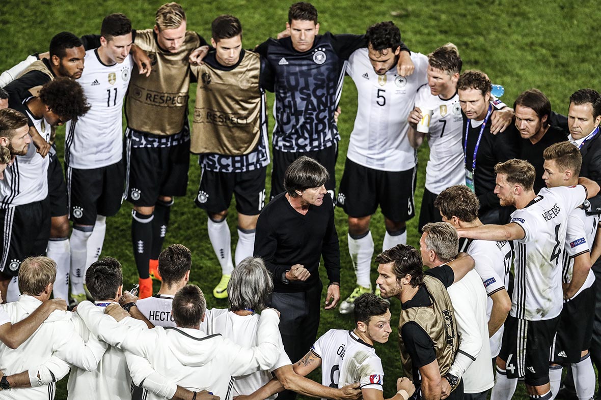 Bondscoach Joachim Löw pept de selectie van Duitsland op.