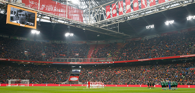 Voorafgaand aan het duel tussen Ajax en Sparta Rotterdam was er een indrukwekkende minuut stilte ter nagedachtenis aan de overleden Piet Keizer.