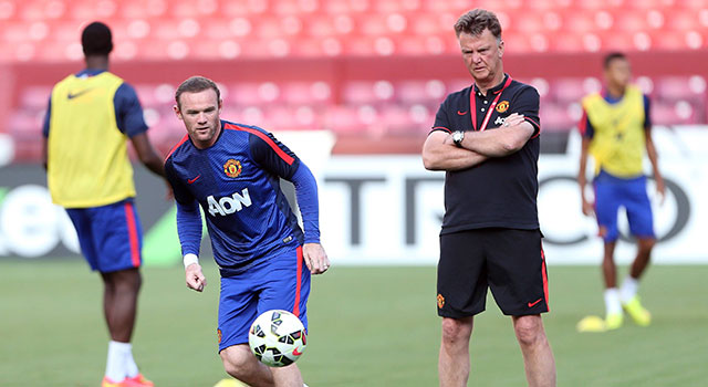 Louis van Gaal houdt de verrichtingen van Wayne Rooney op het trainingsveld nauwlettend in de gaten.