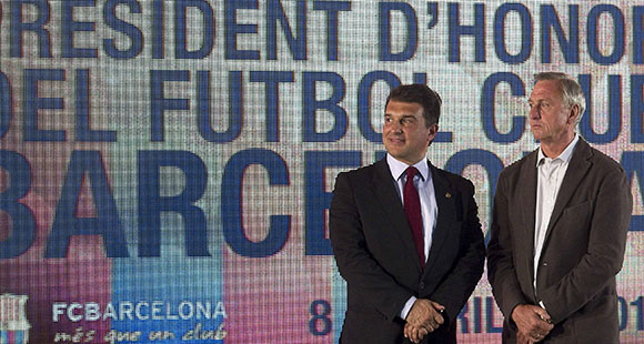 Johan Cruijjf, met Joan Laporta naast hem, kreeg in april 2010 de titel erevoorzitter om die in juli weer neer te leggen. Daarna bekoelde de relatie met Barcelona.