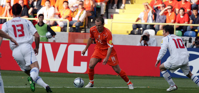 Arjen Robben was op het EK 2004 een plaag voor de Tsjechische defensie, maar werd tot afgrijzen van zichzelf en de gehele voetbalnatie naar de kant gehaald door bondscoach Dick Advocaat.
