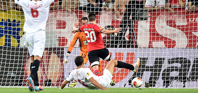 De verdedigers van Sevilla voorkwamen regelmatig dat Benfica kon scoren door op het laatste moment uitstekend in te grijpen. Hier verspert Federico Fazio Nicolás Gaitán de weg naar het doel.