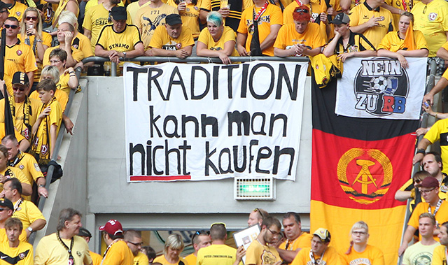 &#039;Traditie is niet te koop&#039;, een van de vele spandoeken waarop geprotesteerd wordt tegen RB Leipzig.