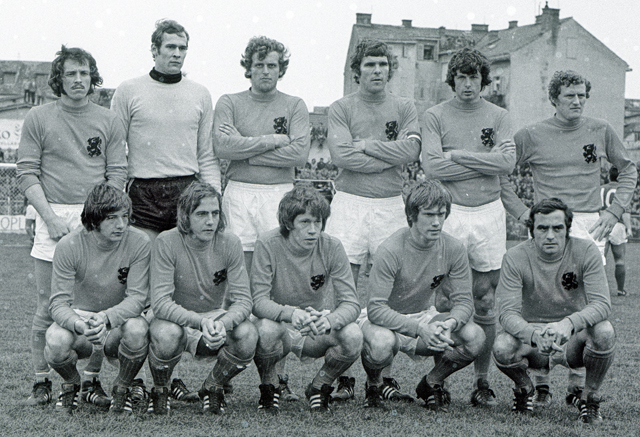 Oranje voorafgaand aan de EK-kwalificatiewedstrijd tegen Joegoslavië, in april 1971. V.l.n.r. Epi Drost, Jan van Beveren, Piet Keizer, Willem van Hanegem, Wim Suurbier, Wim Jansen. Onderste rij: Eef Mulders, Johan Neeskens, Gerrie Mühren, Henk Wery en Pleun Strik. 