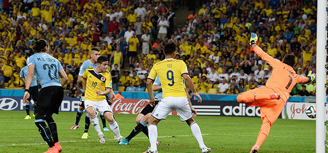 James Rodríguez zorgt van dichtbij voor de 2-0 en is daarmee voorlopig WK-topscorer met vijf goals.