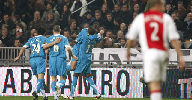 Dzsudzsák springt in de armen van Alcides na zijn goal tegen Ajax. 