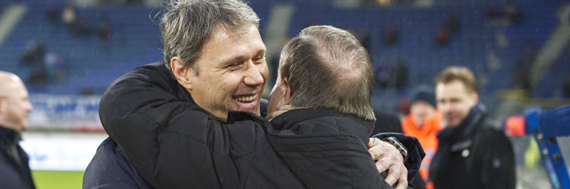 Marco van Basten en Dick Advocaat in een innige omhelzing.