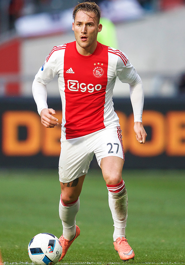 Ajax-middenvelder Nemanja Gudelj is in duels met FC Groningen uiterst effectief.
