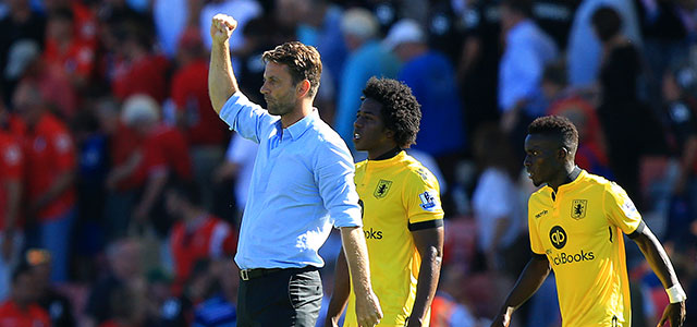 Manager Tim Sherwood viert de overwinning van Aston Villa op Bournemouth. Op de achtergrond Carlos Sánchez en zomeraanwinst Idrissa Gueye.