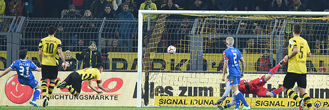 Ilkay Gündogan (derde van links) kopt namens Borussia Dortmund de winnende tegen de touwen: 1-0.