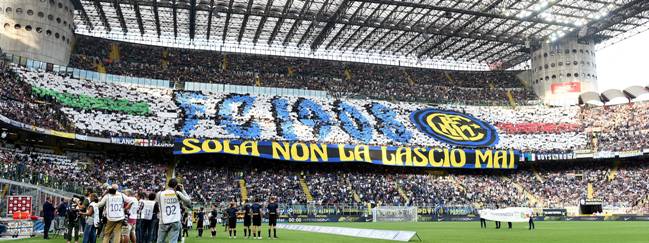 Stadio Giuseppe Meazza zit eindelijk weer eens vol voorafgaand aan de kraker tussen het Internazionale van de inmiddels ontslagen Frank de Boer en Juventus op 18 september 2016.
