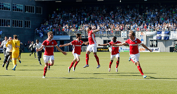 En dus is het feest in Zwolle, waar de PSV-spelers de vreugde van de zinderende ontknoping delen met de eigen aanhang. 