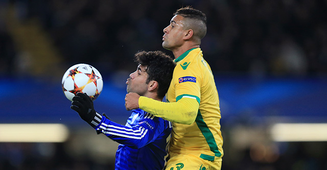 Diego Costa (links) namens Chelsea in een luchtduel met Mauricio van Sporting Lissabon.