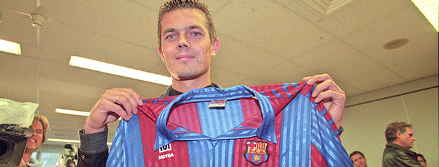 Phillip Cocu in de zomer van 1998. Ruim vier maanden na zijn aankondiging voor Barcelona te kiezen volgt zijn presentatie in Camp Nou.