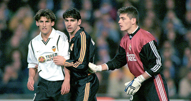 Een jonge Iker Casillas in actie tegen Valencia. De verdediger voor zijn neus is Aitor Karanka, die als een rode draad door zijn loopbaan zou lopen. Als assistent besluit Karanka in 2012 namelijk samen met coach José Mourinho om Casillas te passeren. Dat bleek het begin van het einde bij Madrid voor de levende legende. 
