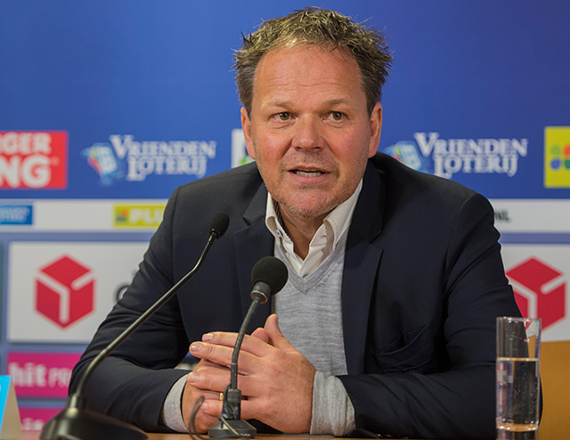 Cambuur-coach Henk de Jong snakt met zijn ploeg naar een overwinning, dit lukte sinds 5 april 2015 niet meer.