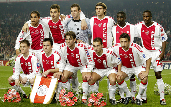 Heitinga maakt deel uit van een bijzonder sterke Ajax-lichting. Met jongens als Wesley Sneijder, Nigel de Jong en Rafael van der Vaart (overigens niet op deze foto) uit de eigen jeugd en aankopen als Zlatan Ibrahimovic en Maxwell spelen de Amsterdammers ook in Europa nog een rol van betekenis.