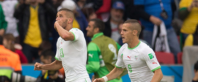 Islam Slimani (links) viert met Djamel Mesbah zijn treffer.