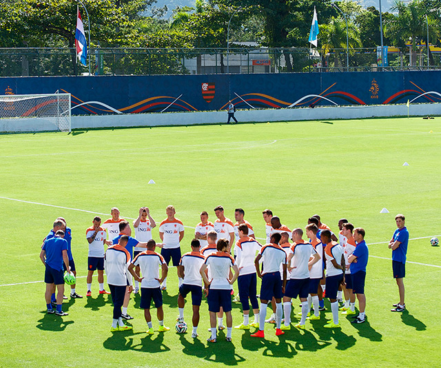 Louis van Gaal zet zijn selectie, inclusief de herstelde Jonathan De Guzman, aan het werk in het Braziliaanse zonnetje in Rio de Janeiro.