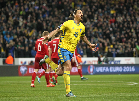 Zlatan Ibrahimovic in extase nadat hij zijn land vanaf de penaltystip op 2-0 heeft gezet in het play-off-duel om een EK-ticket met Denemarken.