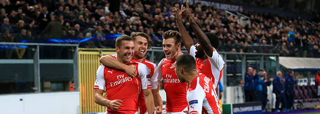 Arsenal viert feest na de late treffer van Lukas Podolski (links): 1-2.