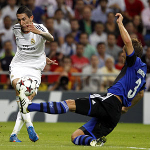 Angel di María bereidt de tweede goal van Cristiano Ronaldo door de bal achter zijn standbeen langs voor te geven.