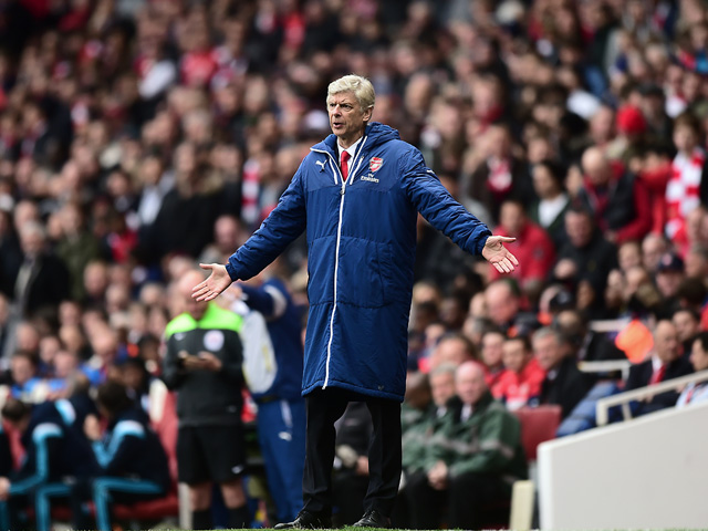 Arsène Wenger lijkt niet zonder zijn vertrouwde regenjassen te kunnen.