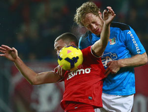 Breuer in duel met Luc Castaignos tijdens het gelijkspel tegen FC Twente (2-2).