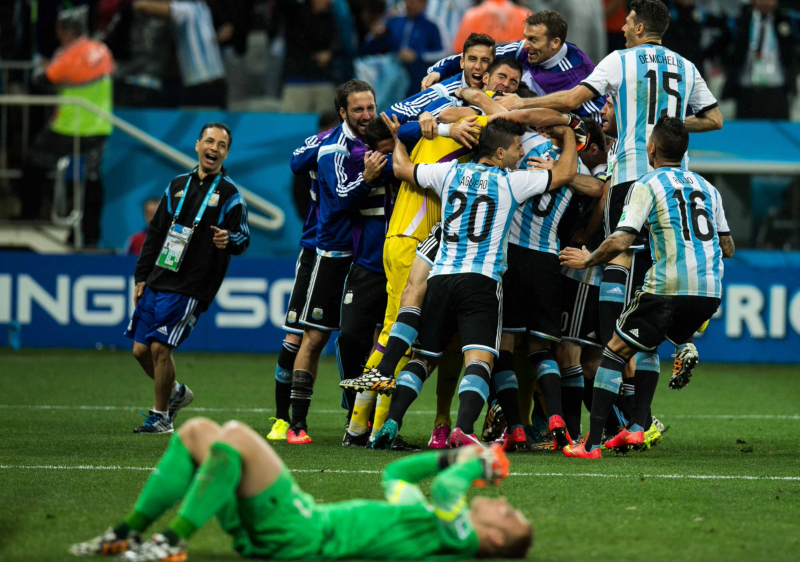 Argentinië viert het bereiken van de WK-finale. Op de voorgrond ligt Jasper Cillessen geslagen op de grond.