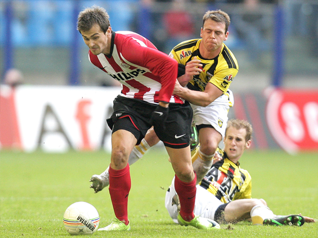14 december 2008: Vitesse - PSV 1-1. Voormalig Vitesse-spits Danko Lazovic schudt Nicky Hofs af.