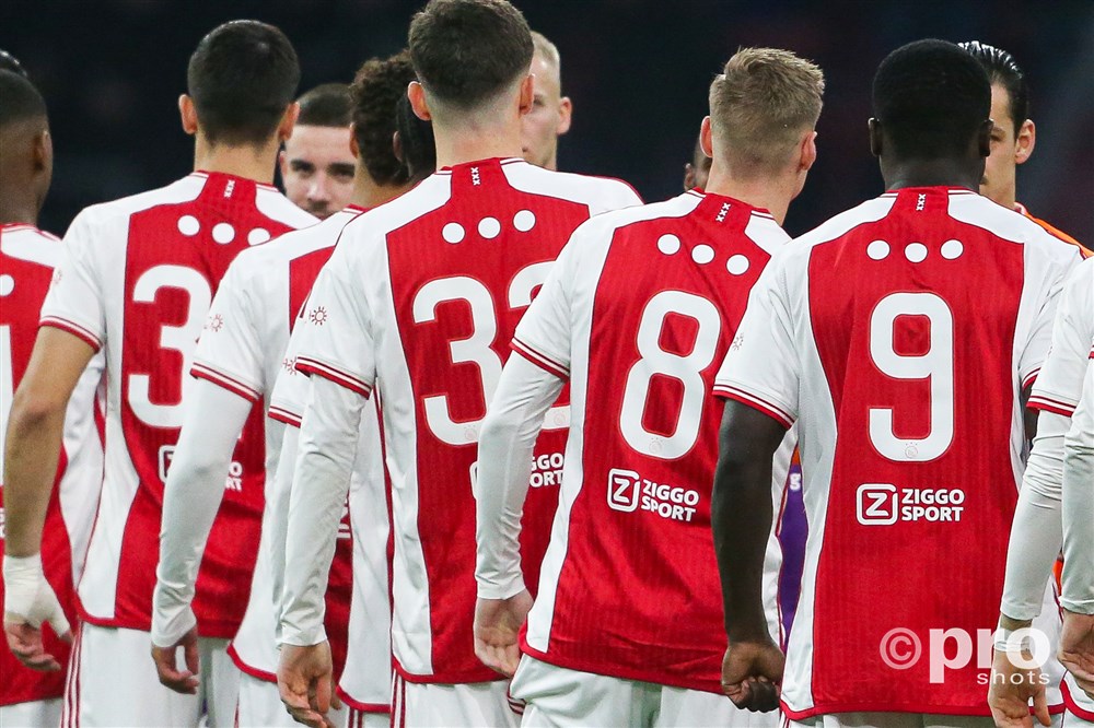 Spelers van Ajax speelden niet met hun achternaam, maar met drie puntjes achterop hun shirt. Hiermee wil de club aandacht vragen voor het tegengaan van online haat.