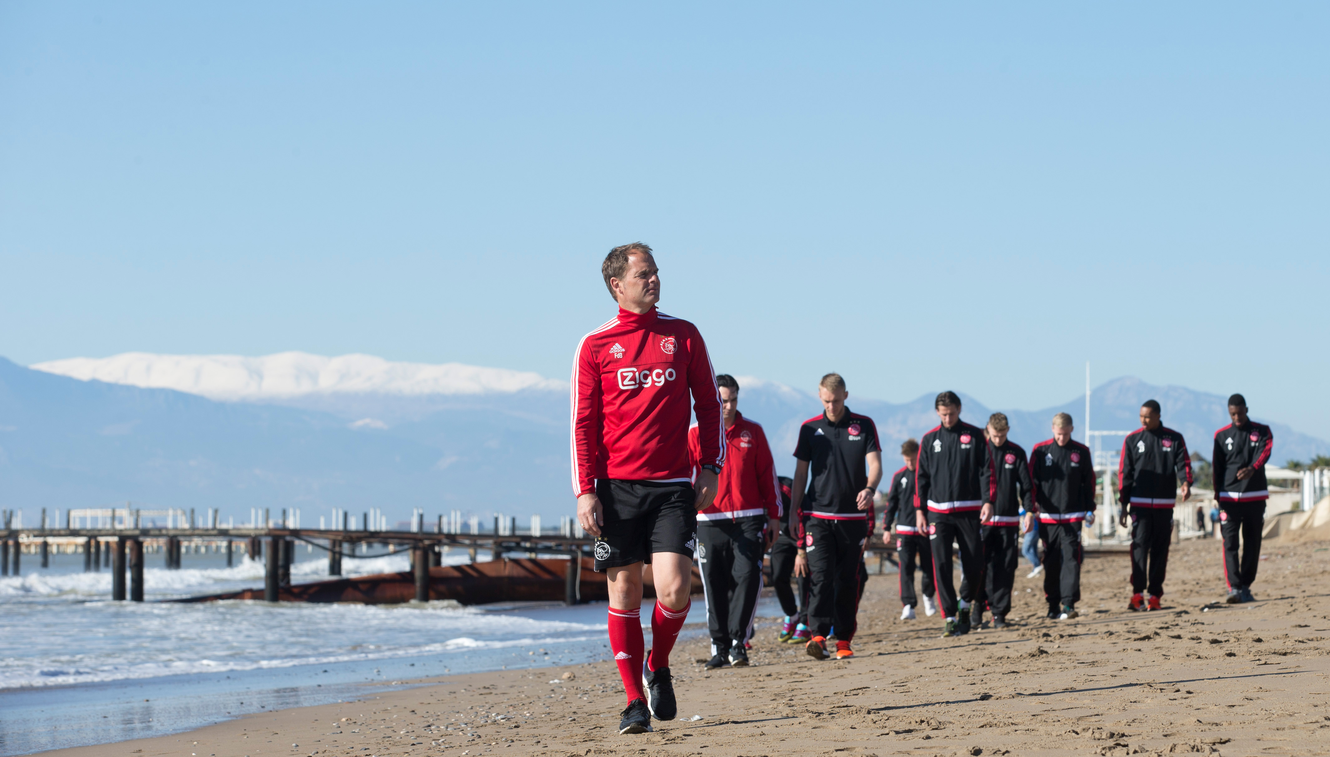 Frank de Boer gaf tijdens het trainingskamp in Turkije uitleg over de voorzichtige handelswijze van de rvc van Ajax: &#039;Ze zijn bang dat de club in dezelfde valkuil stapt als zes jaar geleden en dat is hun goed recht.&#039;