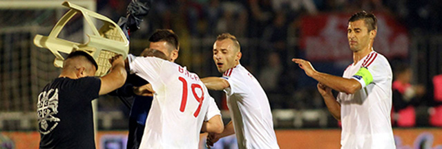 Albanese spelers worden belaagd door een woedende Servische fan.