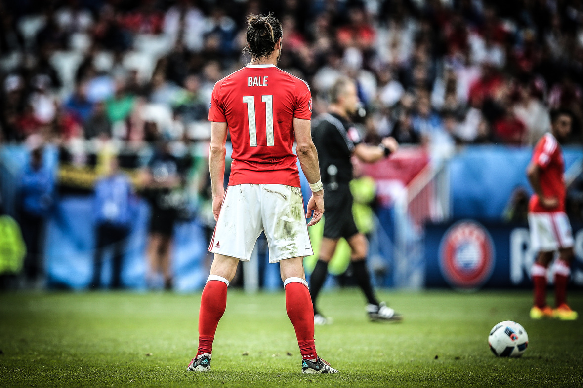 Gareth Bale staat in kenmerkende pose klaar voor zijn vrije trap, waaruit hij de eerste EK-treffer ooit voor Wales zou maken.