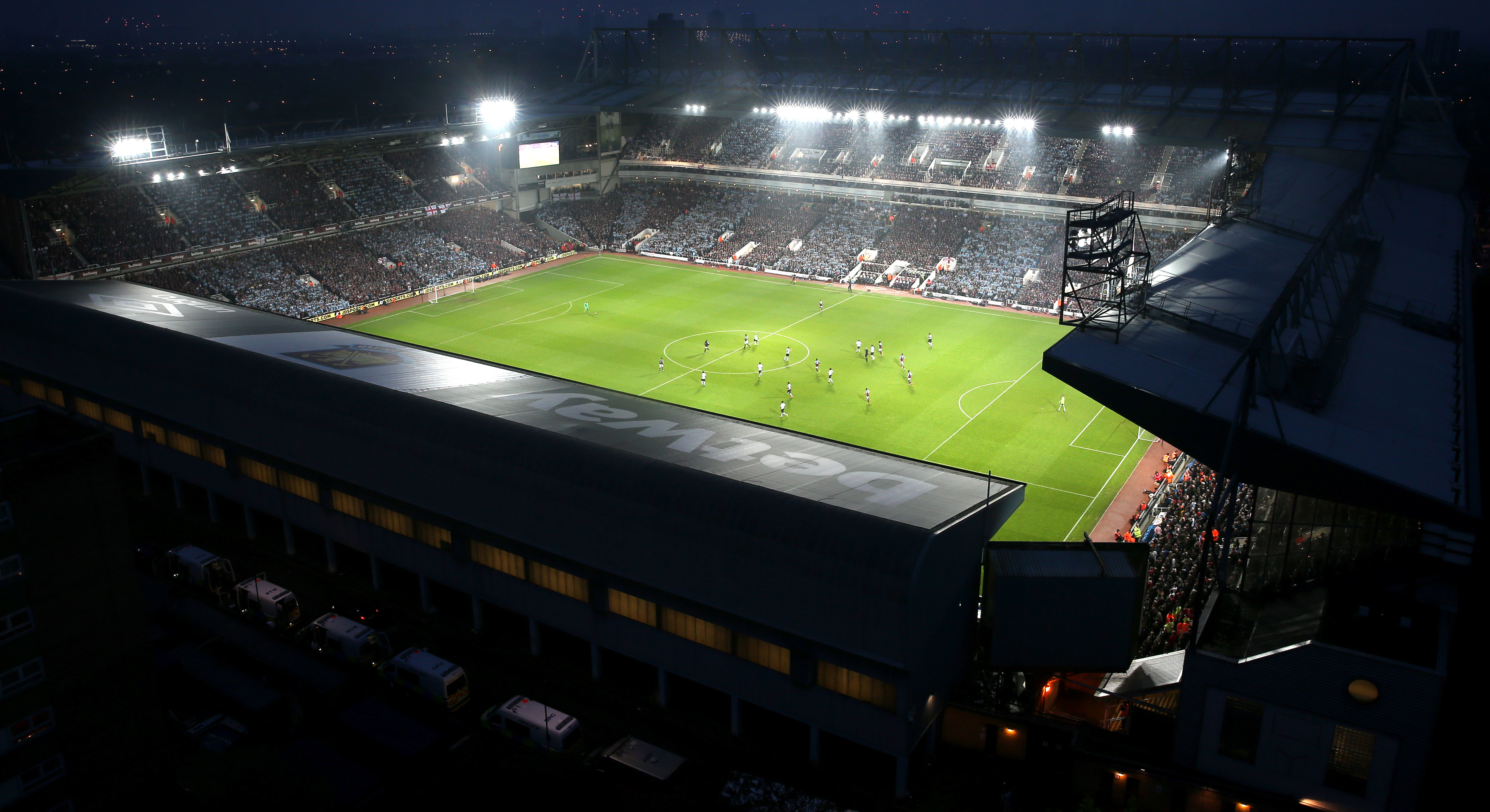 West Ham speelde voor het laatst op Upton Park op 10 mei, toen Manchester United op bezoek kwam. De thuisploeg won de avondwedstrijd met 3-2 van de ploeg van Louis van Gaal.