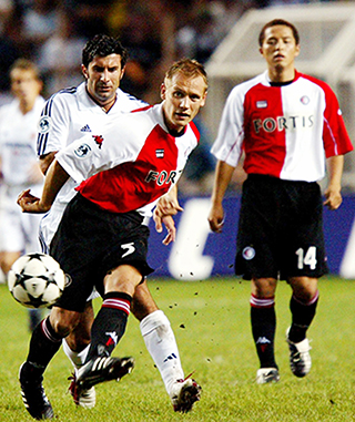 Tomasz Rząsa in duel met Luís Figo in de wedstrijd om de Super Cup. Shinji Ono kijkt toe. 