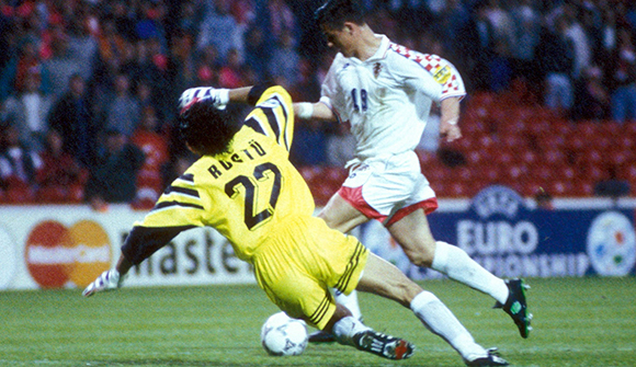 Goran Vlaovic maakt in 1996 vlak voor tijd de enige treffer in het duel tussen de twee toenmalige EK-debutanten Kroatië en Turkije (1-0).
