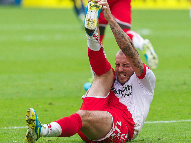 Je moet er wat voor over hebben. Steve De Ridder helpt het geplaagde FC Utrecht aan de eerste overwinning met twee goals tegen AZ: 2-0. Die inspanning zorgt voor kramp, al is de druk in De Domstad er even vanaf.